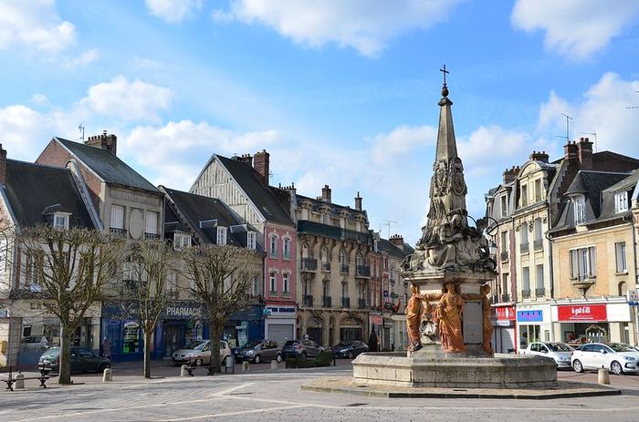 Noyon - Immobilier - CENTURY 21 Saint-Éloi - place-du-marché_fontaine du Dauphin